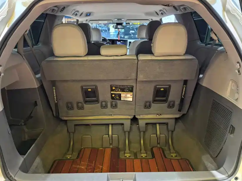 Toyota Sienna — фото 14