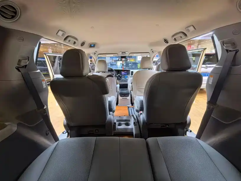 Toyota Sienna — фото 15