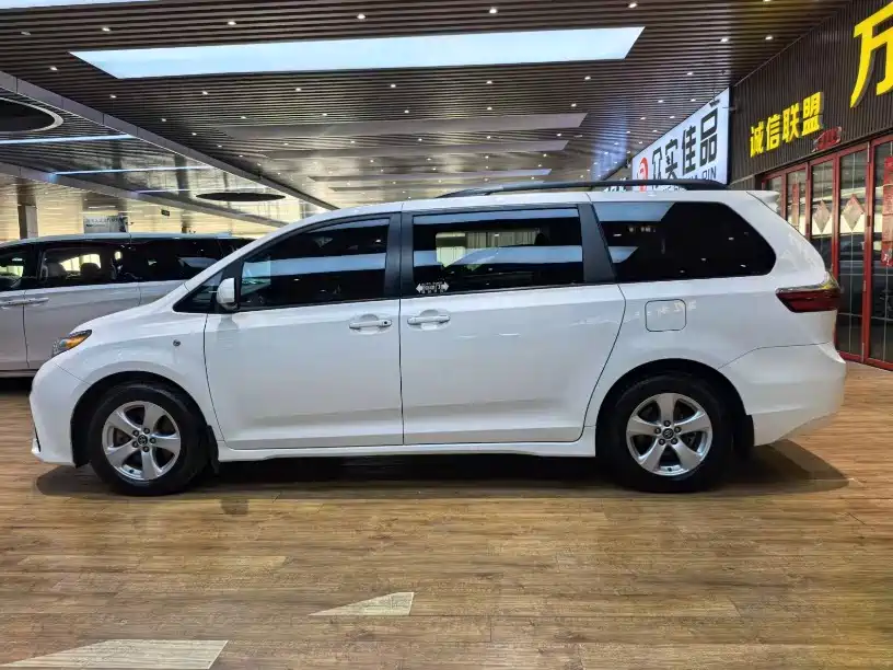 Toyota Sienna — фото 20