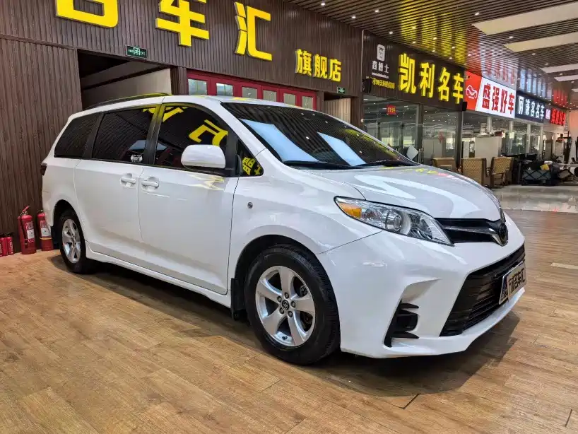 Toyota Sienna — фото 3
