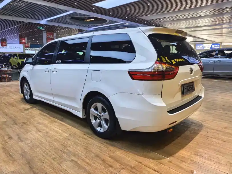 Toyota Sienna — фото 22