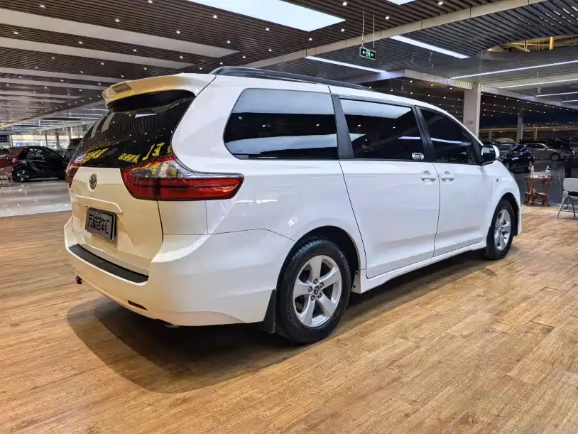 Toyota Sienna — фото 23