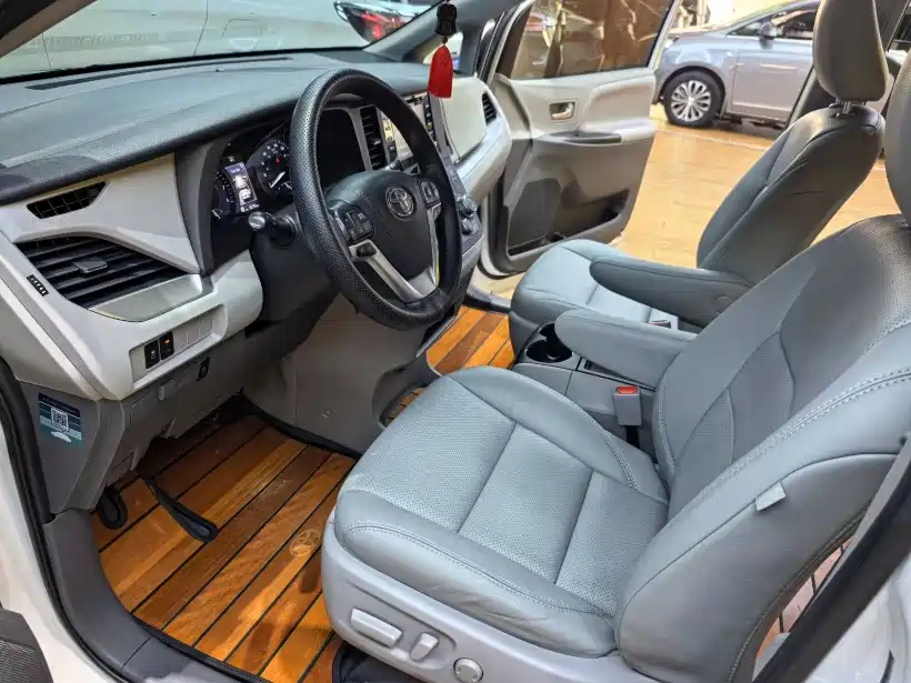 Toyota Sienna — фото 4