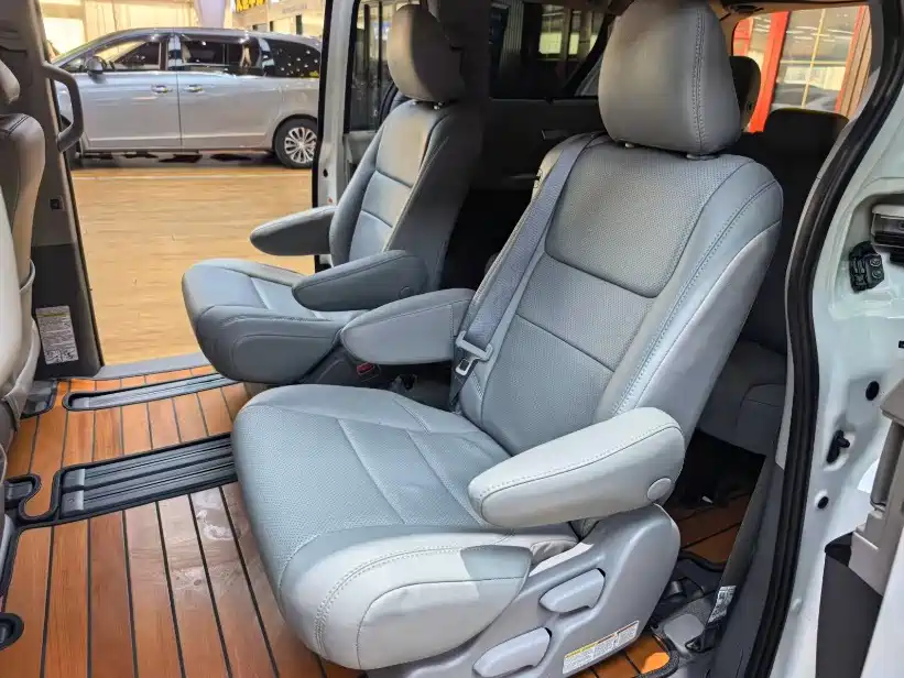 Toyota Sienna — фото 5