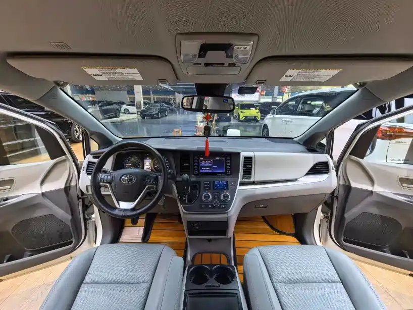 Toyota Sienna — фото 8