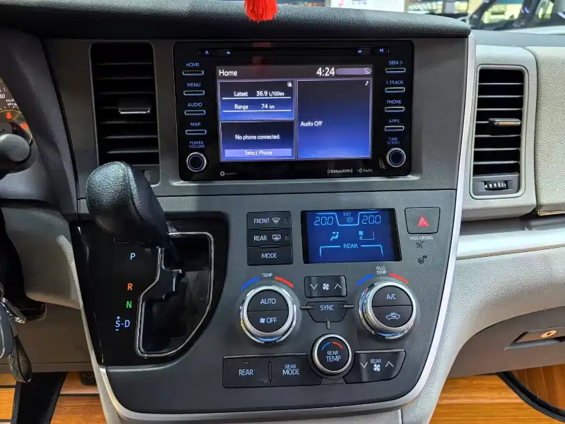 Toyota Sienna — фото 10