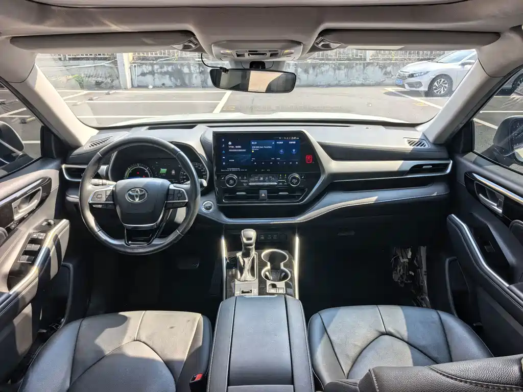Toyota Highlander — фото 11
