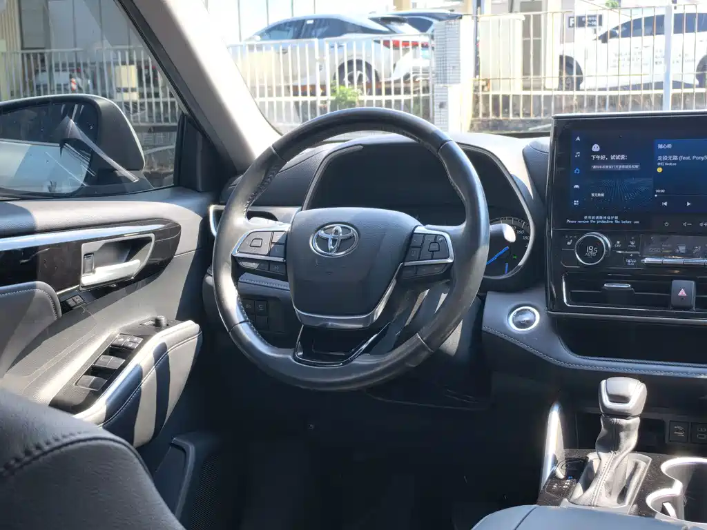 Toyota Highlander — фото 16