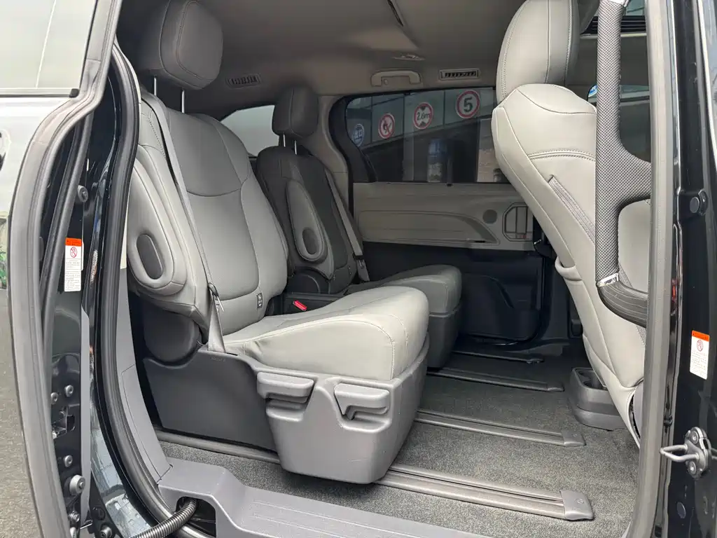 Toyota Granvia — фото 11