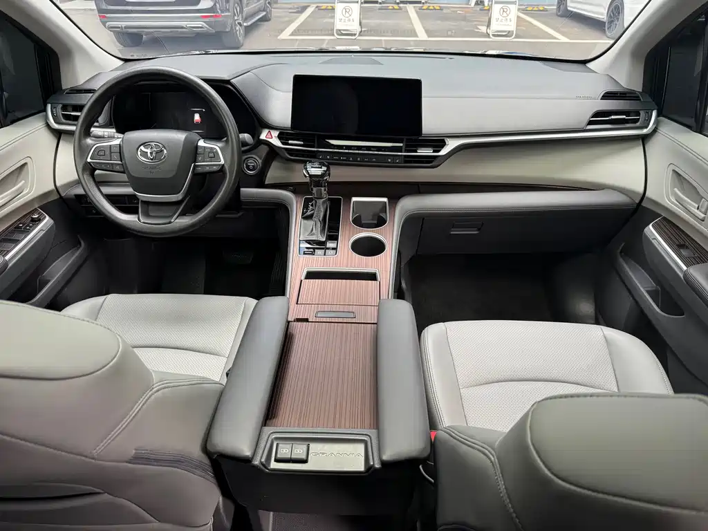 Toyota Granvia — фото 13
