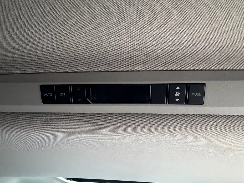 Toyota Granvia — фото 14