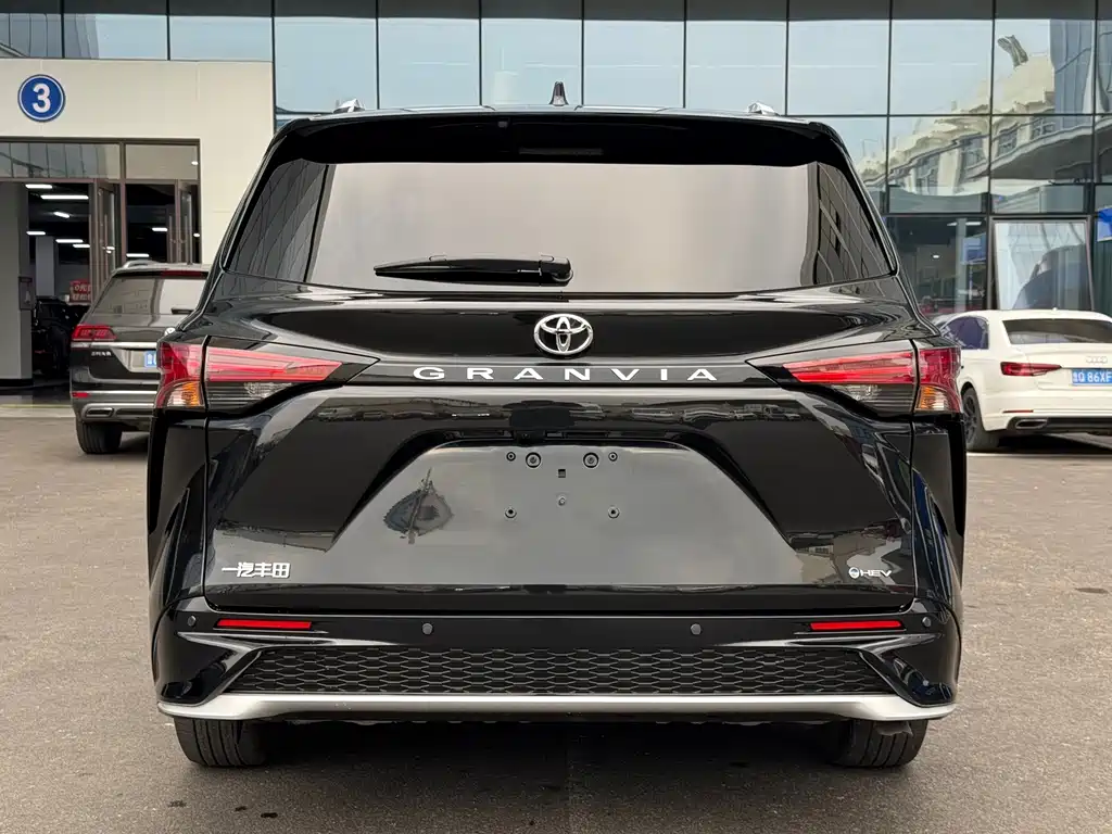 Toyota Granvia — фото 4
