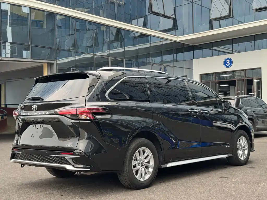 Toyota Granvia — фото 5