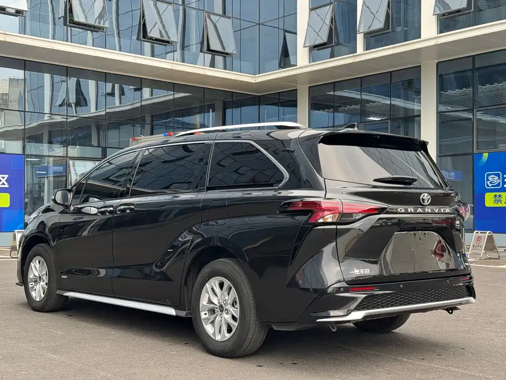 Toyota Granvia — фото 6