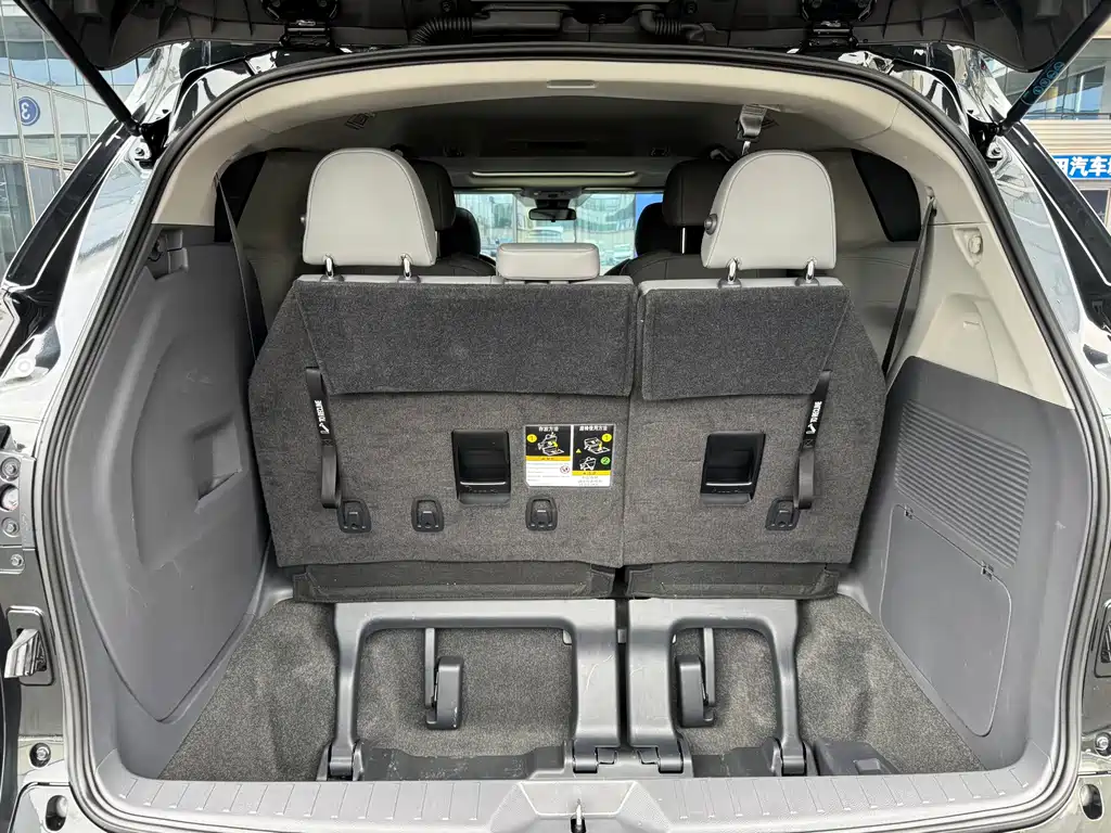 Toyota Granvia — фото 7