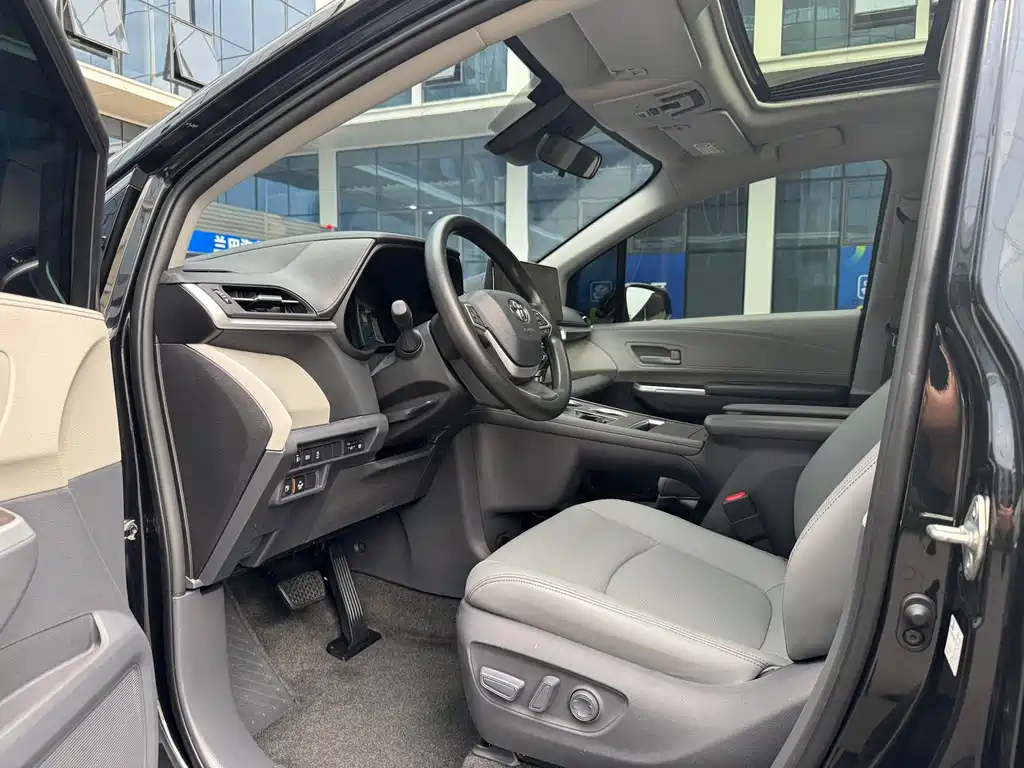Toyota Granvia — фото 8