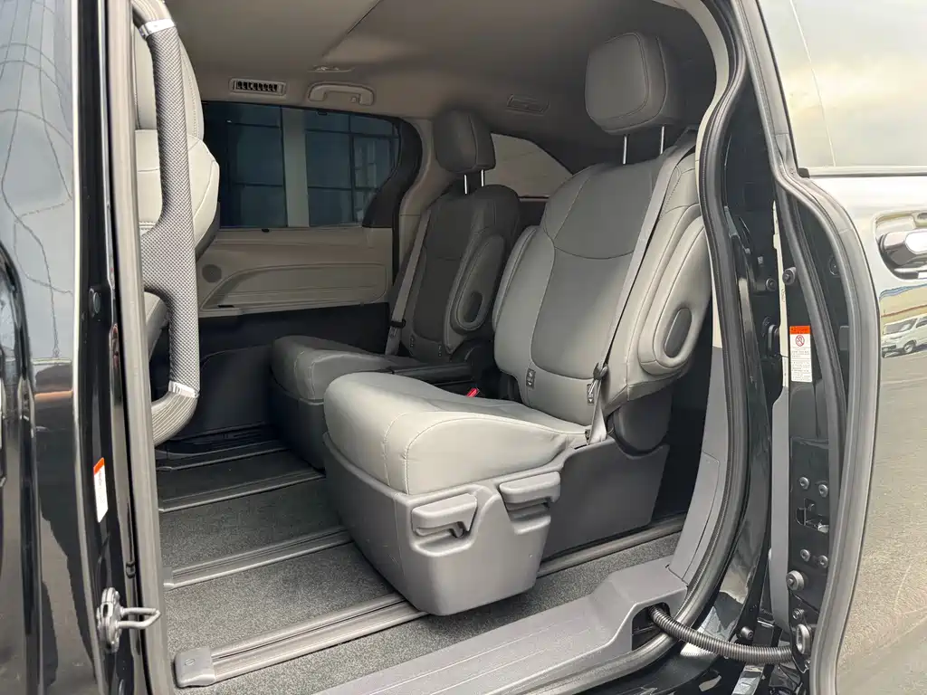 Toyota Granvia — фото 9