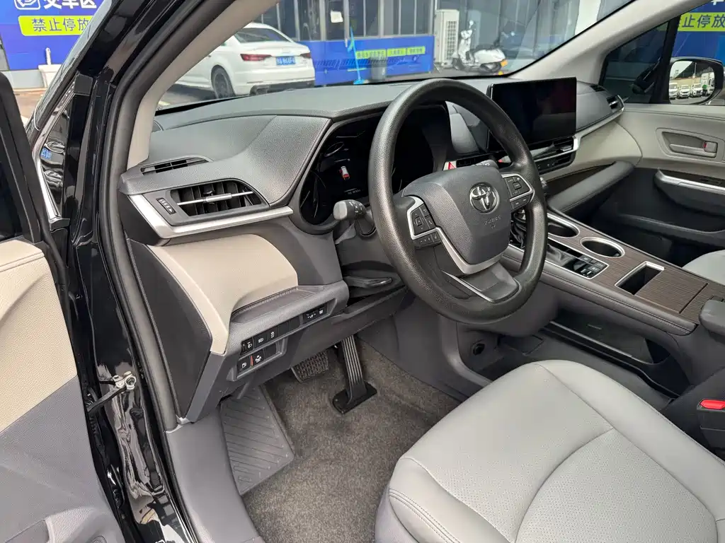 Toyota Granvia — фото 10