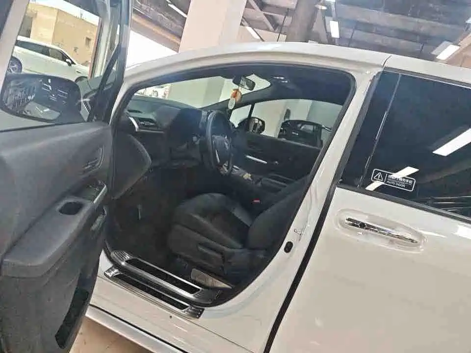 Toyota Granvia — фото 5