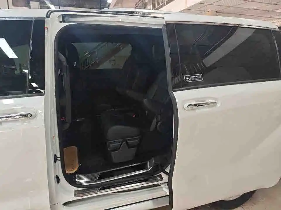 Toyota Granvia — фото 6