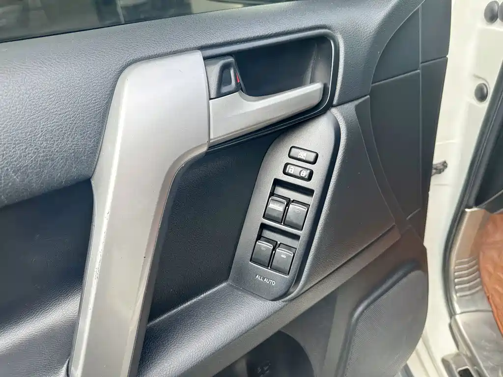 Toyota Prado — фото 10