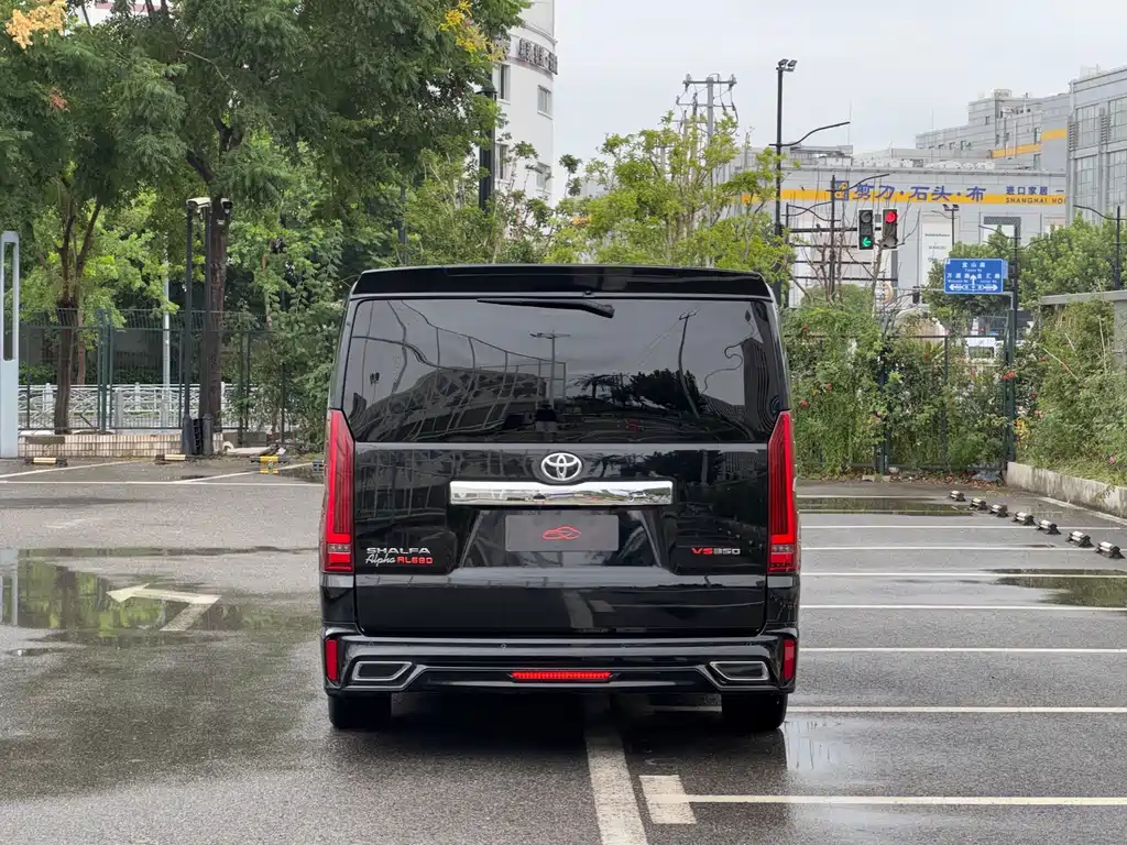 Toyota Hiace — фото 4