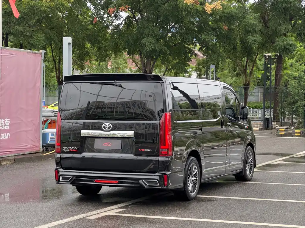 Toyota Hiace — фото 5