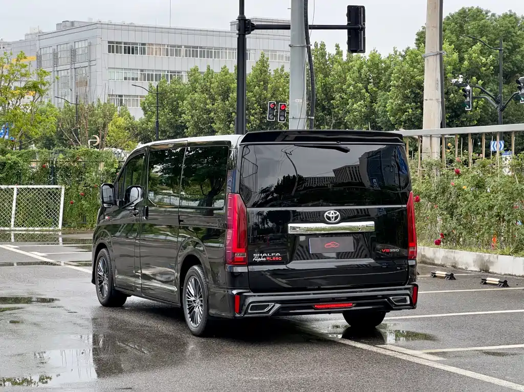 Toyota Hiace — фото 6