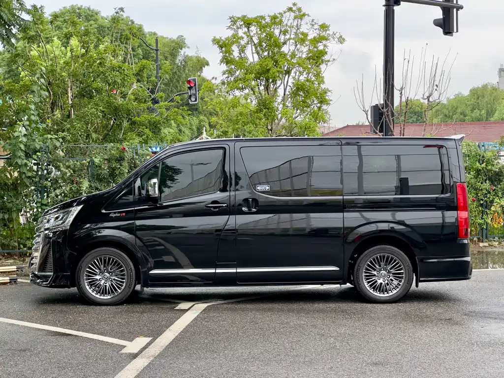 Toyota Hiace — фото 7