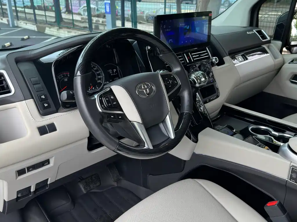 Toyota Hiace — фото 9