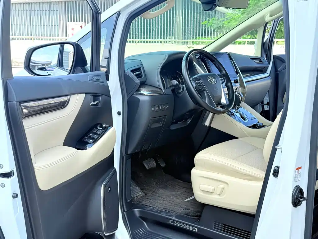 Toyota Alphard — фото 4