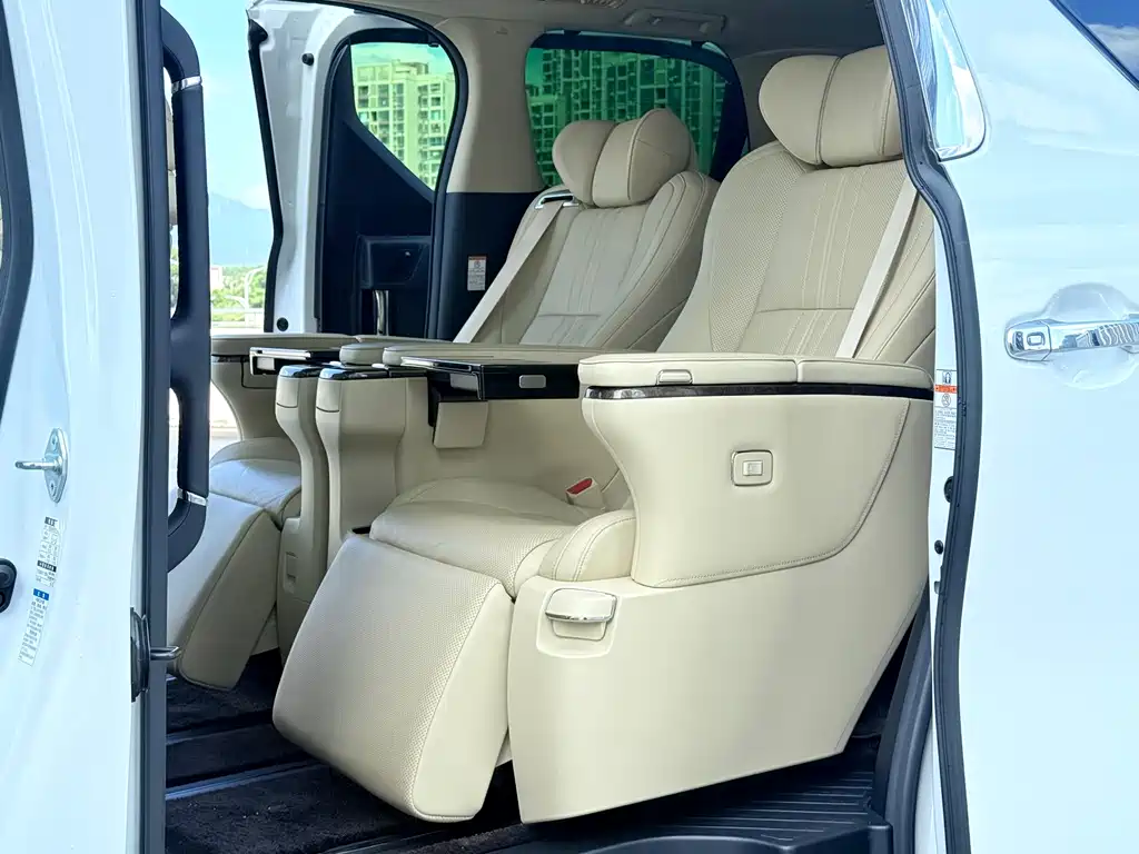 Toyota Alphard — фото 5