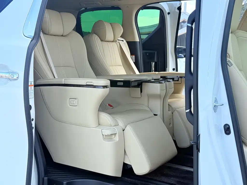 Toyota Alphard — фото 7