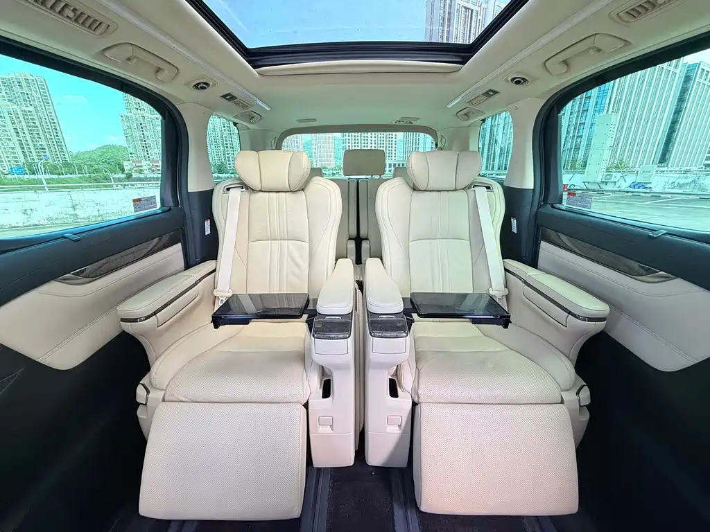 Toyota Alphard — фото 9