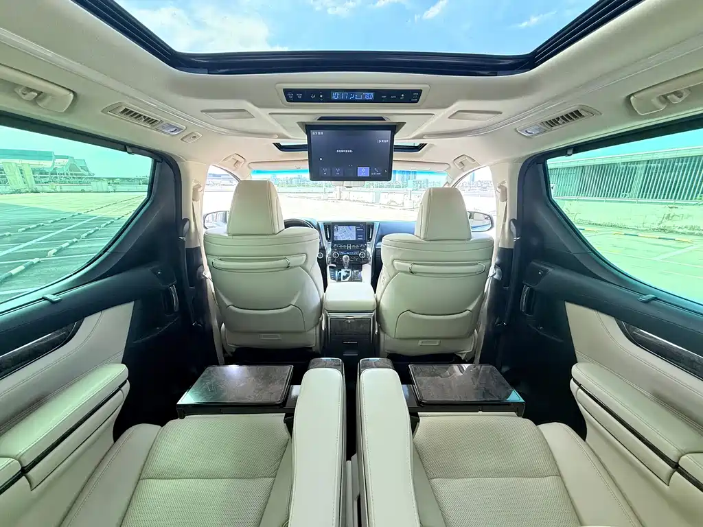 Toyota Alphard — фото 10