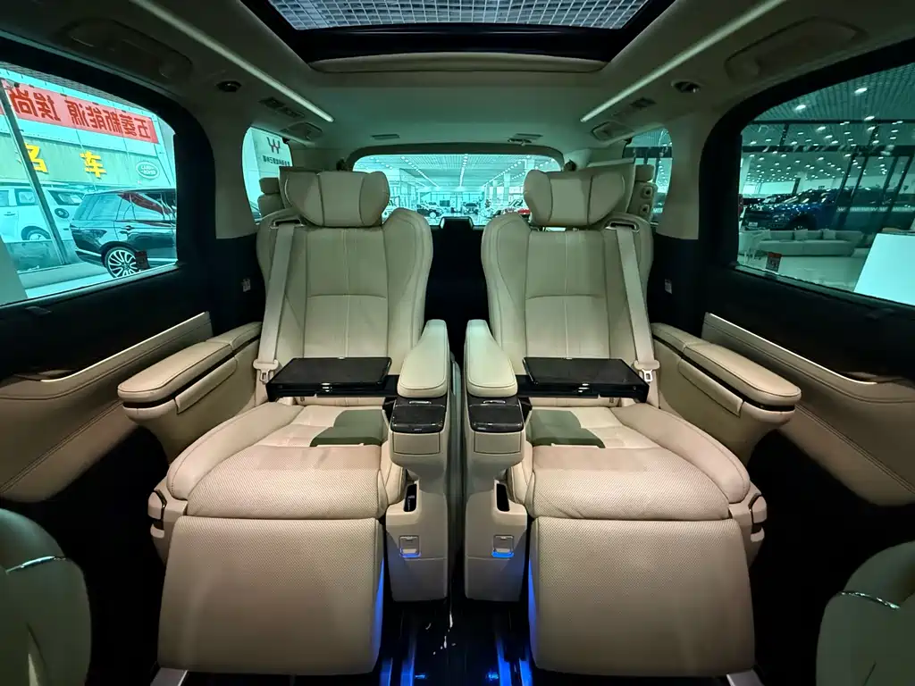 Toyota Alphard — фото 17
