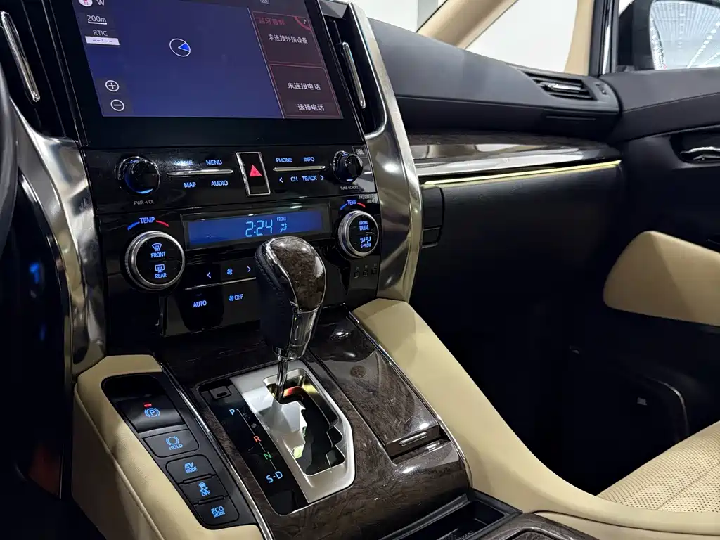 Toyota Alphard — фото 19