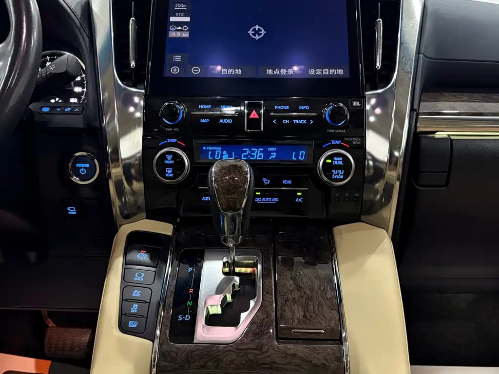 Toyota Alphard — фото 20