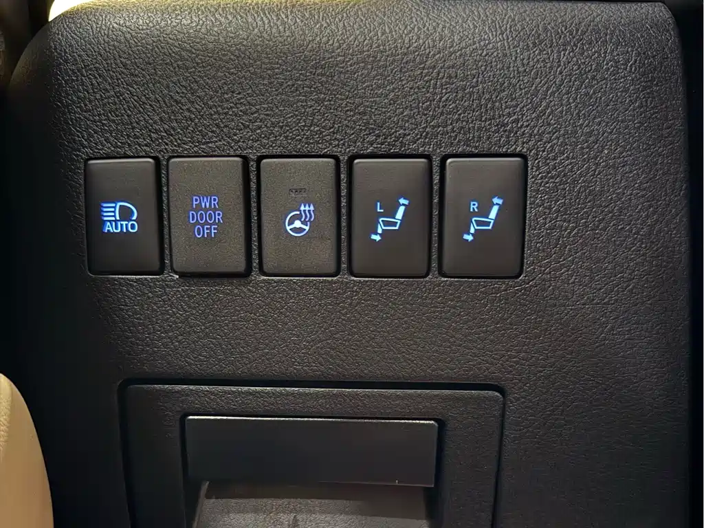 Toyota Alphard — фото 22