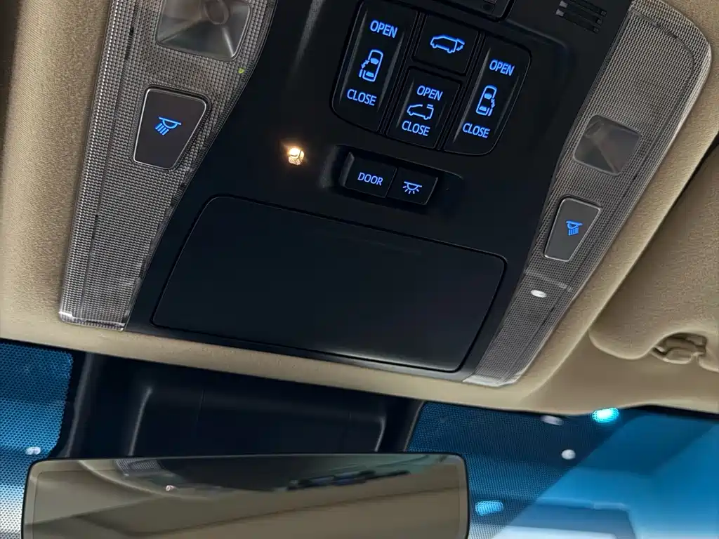 Toyota Alphard — фото 24