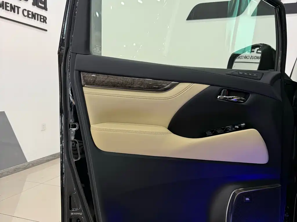 Toyota Alphard — фото 28