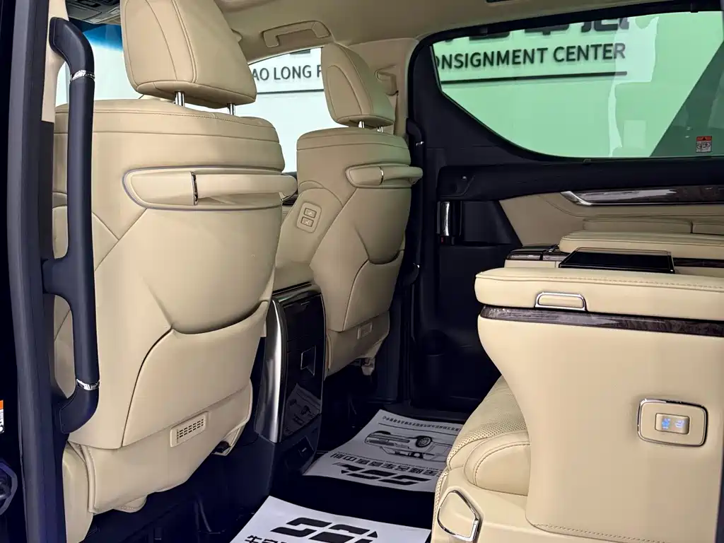 Toyota Alphard — фото 8