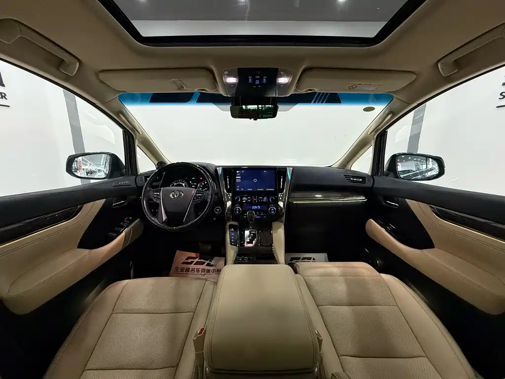 Toyota Alphard — фото 10