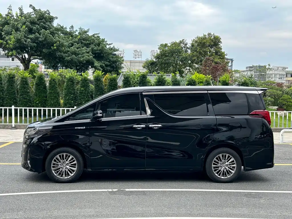 Toyota Alphard — фото 2