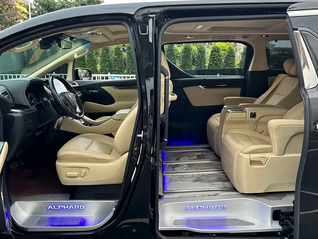 Toyota Alphard — фото 11