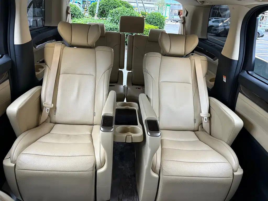 Toyota Alphard — фото 17
