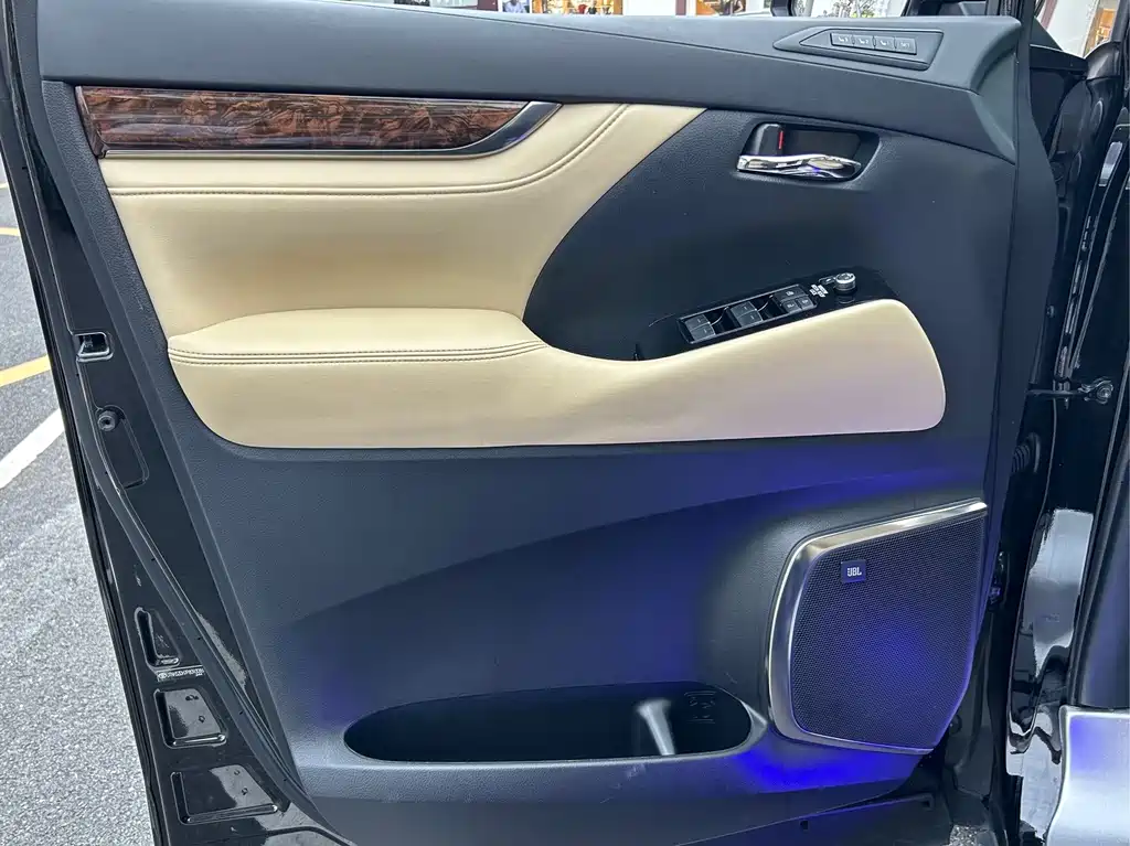Toyota Alphard — фото 22
