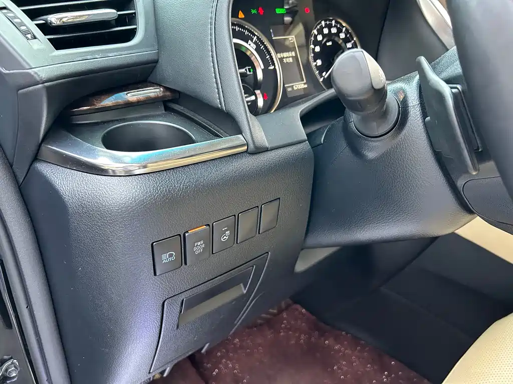Toyota Alphard — фото 23