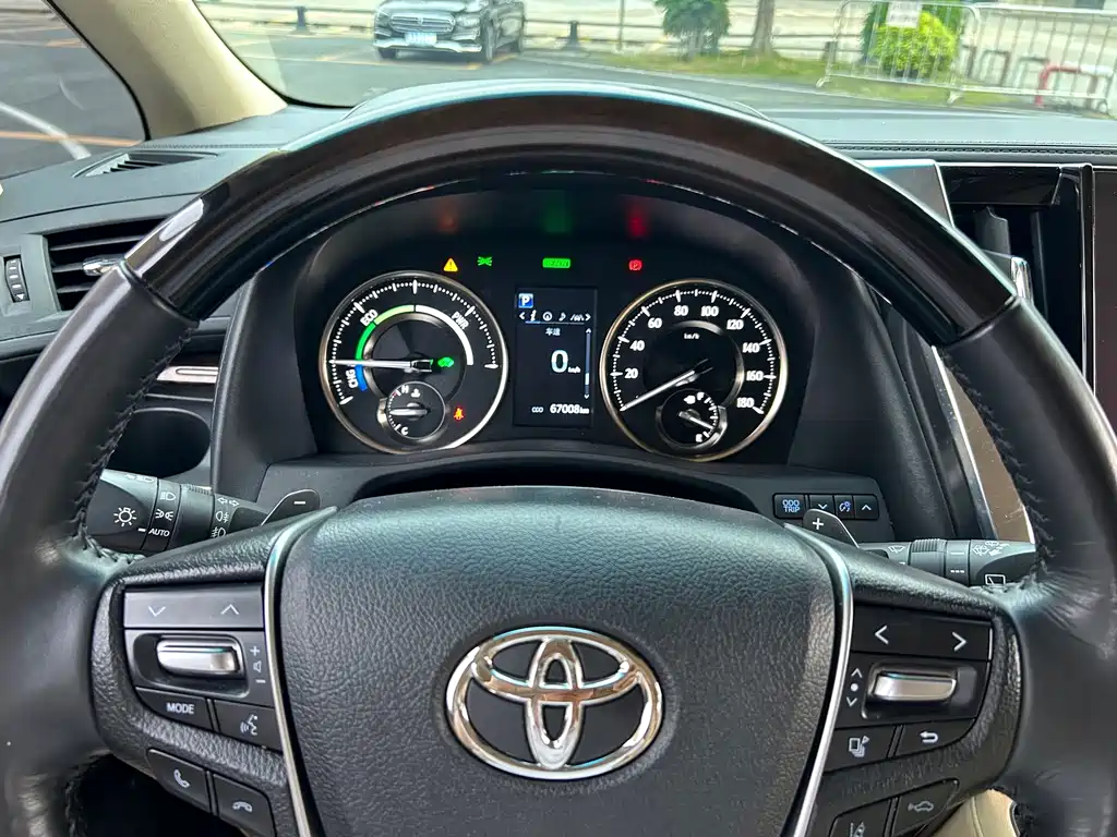 Toyota Alphard — фото 25