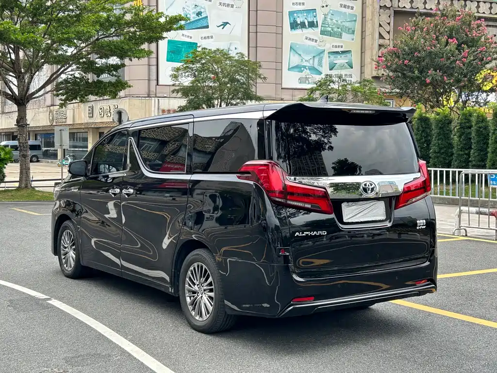 Toyota Alphard — фото 7